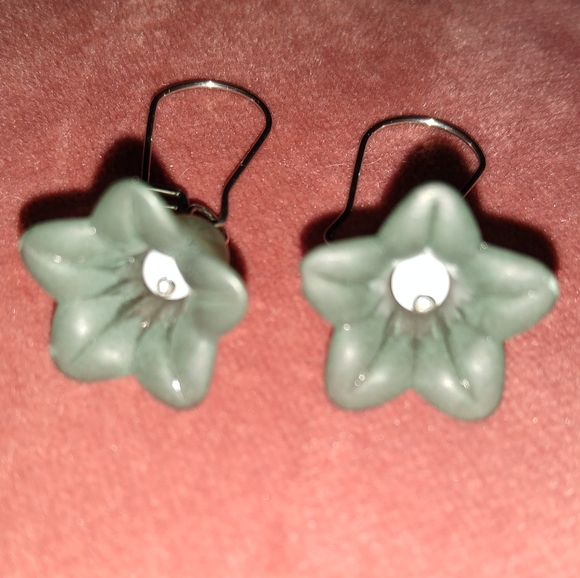 Handmade Flower Blossom Dangle Earrings Blue Grey Delicate Resin Flowers New - Picture 2 of 8